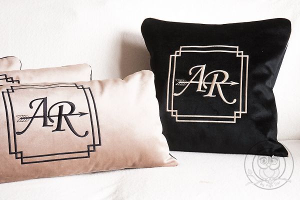 Welurowe poduszki z monogramem do salonu